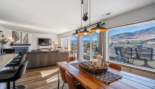 Two-Bedroom Apartment with Lake View
