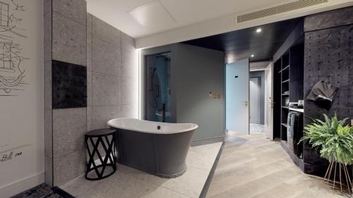 King Suite with Bath