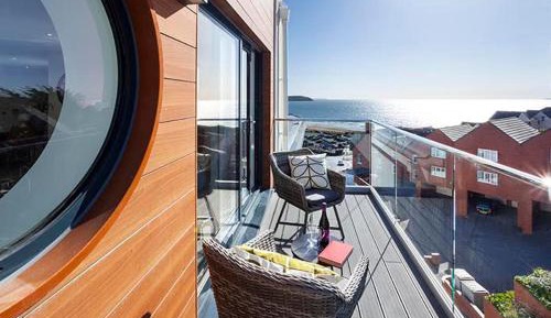 Two-Bedroom Apartment with Balcony and Sea View