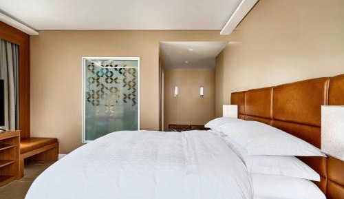 Guest room, 1 King, City view