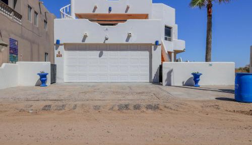Three-Bedroom Holiday Home 