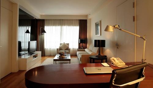 Premier Suite with Bath - Netflix available (Personal account use)