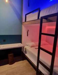 Polynesian Cabin disability access with 2 queen bunk beds