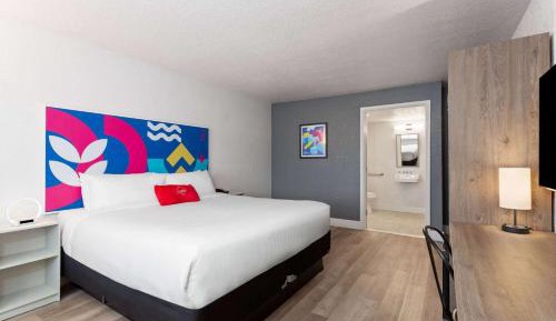 King Room with Mobility/Hearing Access and Roll-In Shower, Non-Smoking