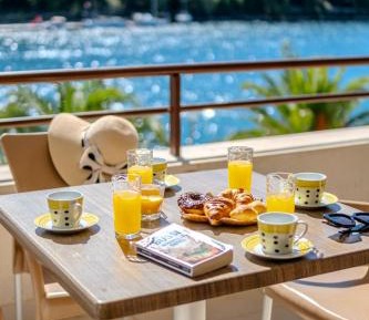 Two-Bedroom Apartment with Balcony and Sea View - 4
