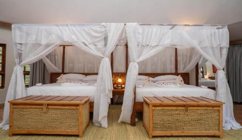 One-Bedroom Villa with Two King Beds and Balcony/Whirlpool - Garden View