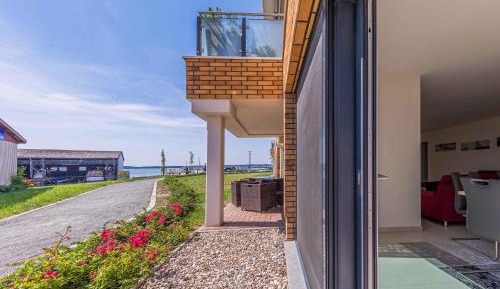Apartment with Lake View
