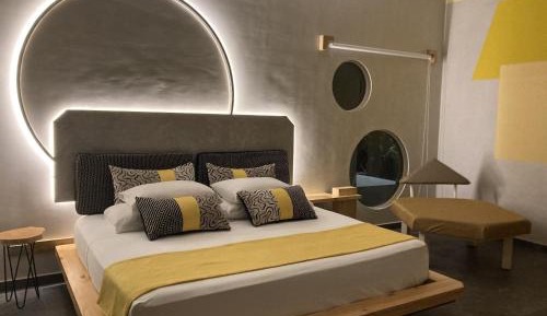 One-Bedroom Apartment with Pool View
