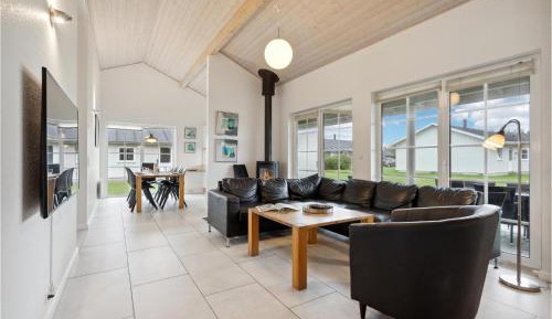 Three-Bedroom Holiday Home 