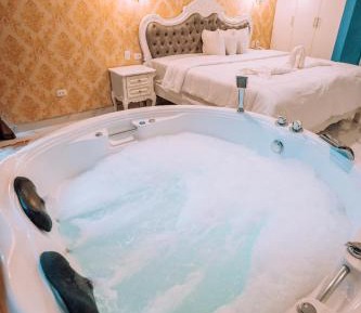 Deluxe Suite with Spa Bath