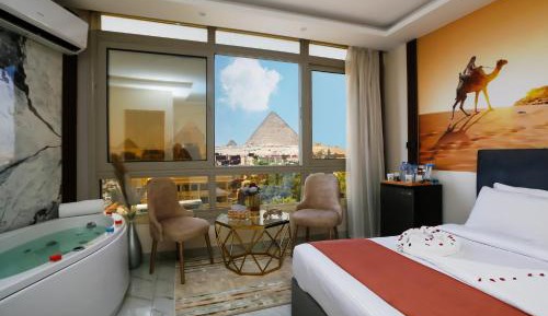 Deluxe Double or Twin Room with Jacuzzi with Pyramids View 