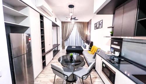 Deluxe Queen Suite