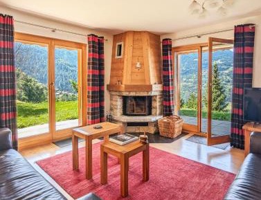 Three-Bedroom Apartment with Mountain View