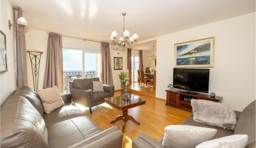 Seven-Bedroom Holiday Home