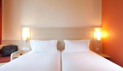 Standard Twin Room with City View