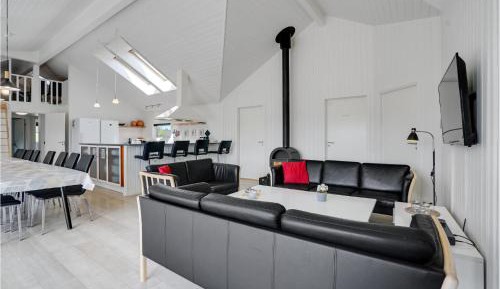 Ten-Bedroom Holiday Home