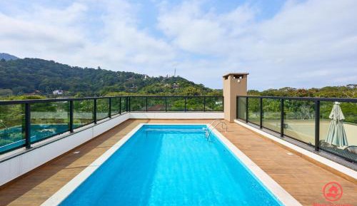 One-Bedroom Apartment with Balcony