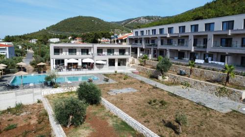 Deluxe Double Room (2 Adults + 1 Child)