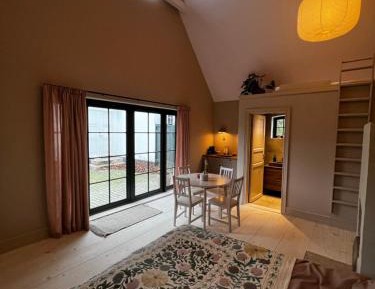 Deluxe Queen Studio 