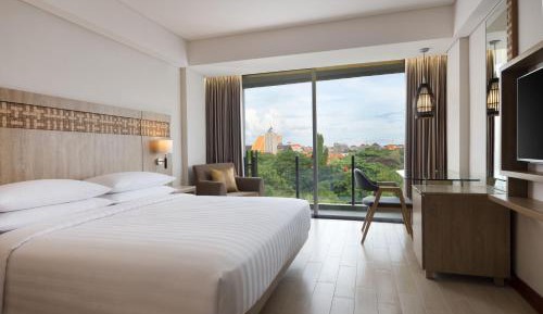 Deluxe King Room with Free Shuttle Service to Double-Six Beach