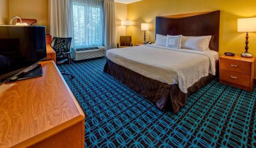 Standard King Room with Roll-in Shower - Mobility Accessible