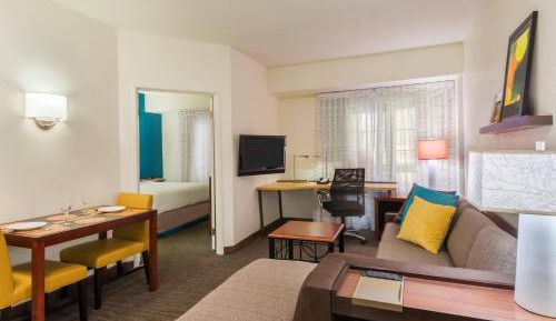One-Bedroom Queen Suite with Sofa Bed and Tub – Mobility Accessible