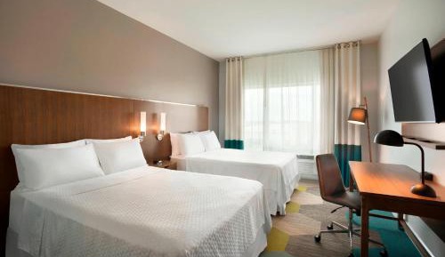 Queen Room with Two Queen Beds and Adapted Tub - Mobility Accessible