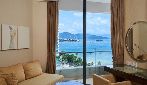 Club Premium King, Club lounge access, Larger Guest room