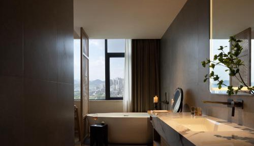 Bathtub River View King Room