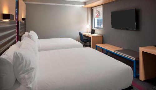 Aloft Guest Suite, Guest room, 2 Double, City view, Balcony