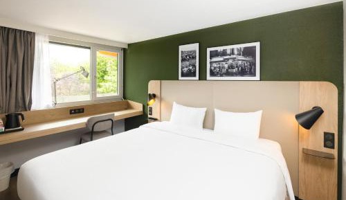 Standard Room 1 Queen Bed