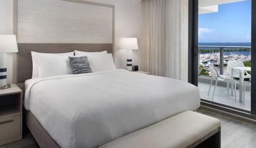One-Bedroom King Suite with Sofa Bed and Partial City View - Hearing Accessible