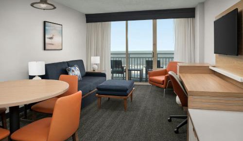 One-Bedroom Queen Suite Corner - Oceanfront 
