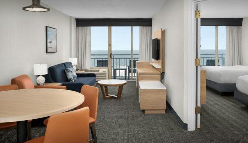Larger One-Bedroom Queen Suite - Oceanfront 
