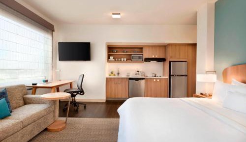 Guest room, 1 King, Pool view