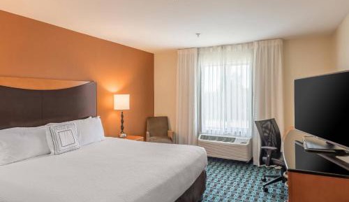 One Bedroom King Cottage with Bay View - Mobility and Hearing Accessible/Roll-in Shower