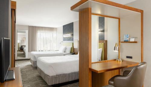 Deluxe Queen Suite
