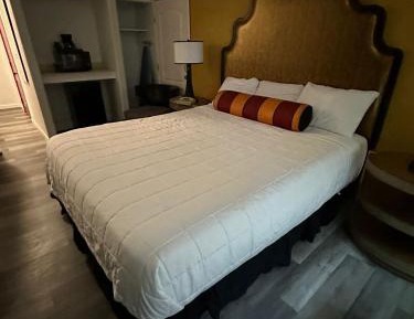 King Room with Mobility Access and Bathtub with Grab Bars, Non-Smoking
