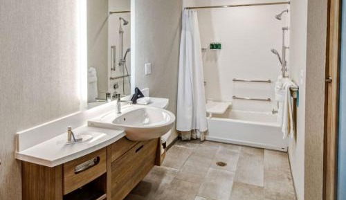 Queen Suite with Shower/Tub - Mobility Accessible