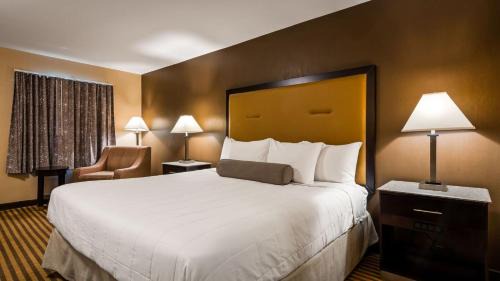 King Room with Roll-in Shower - Mobility Access/Non-Smoking