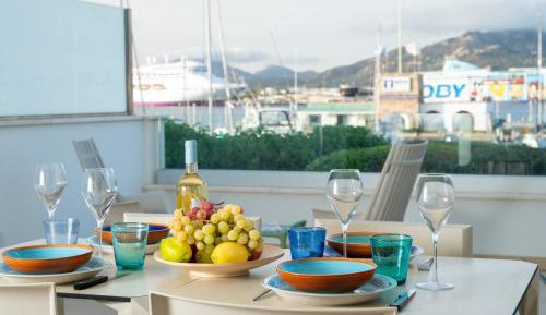 Deluxe One-Bedroom Apartment with Harbor View