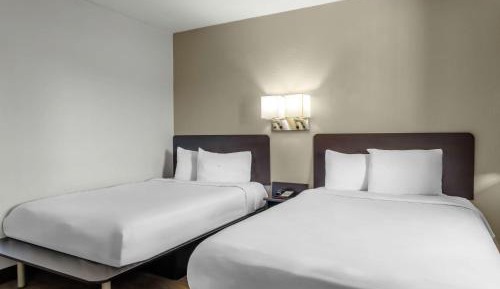 Double Room with Roll-In Shower - Mobility/Hearing Accessible