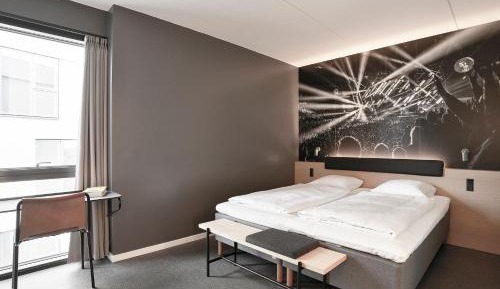 Standard Double Room with One King Bed