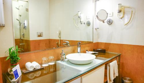 Deluxe Double or Twin Room with City View - 15% off on session of Spa, 15% off on Laundry, 15% off F&B services