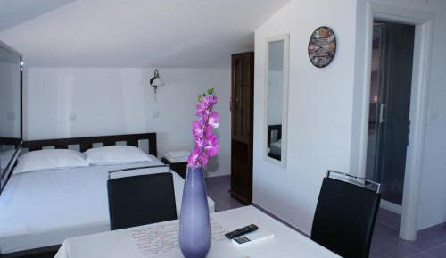 King Studio with Sofa Bed