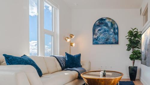 Deluxe One-Bedroom Apartment