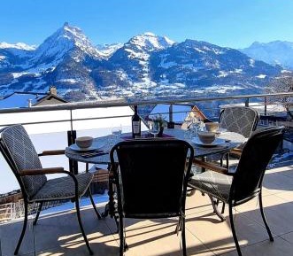 Apartment with Mountain View
