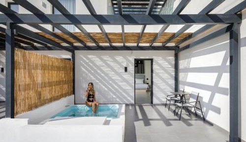 Elegant Suite with Outdoor Hot Tub
