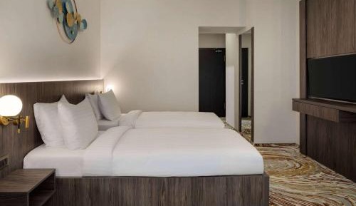 Twin Room with Airport View - Mobility/Hearing Accessible