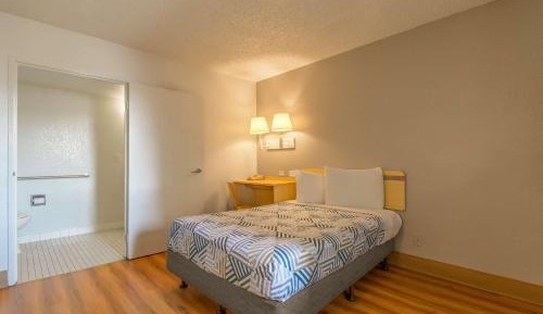 Queen Room - Disability Access - Roll In Shower